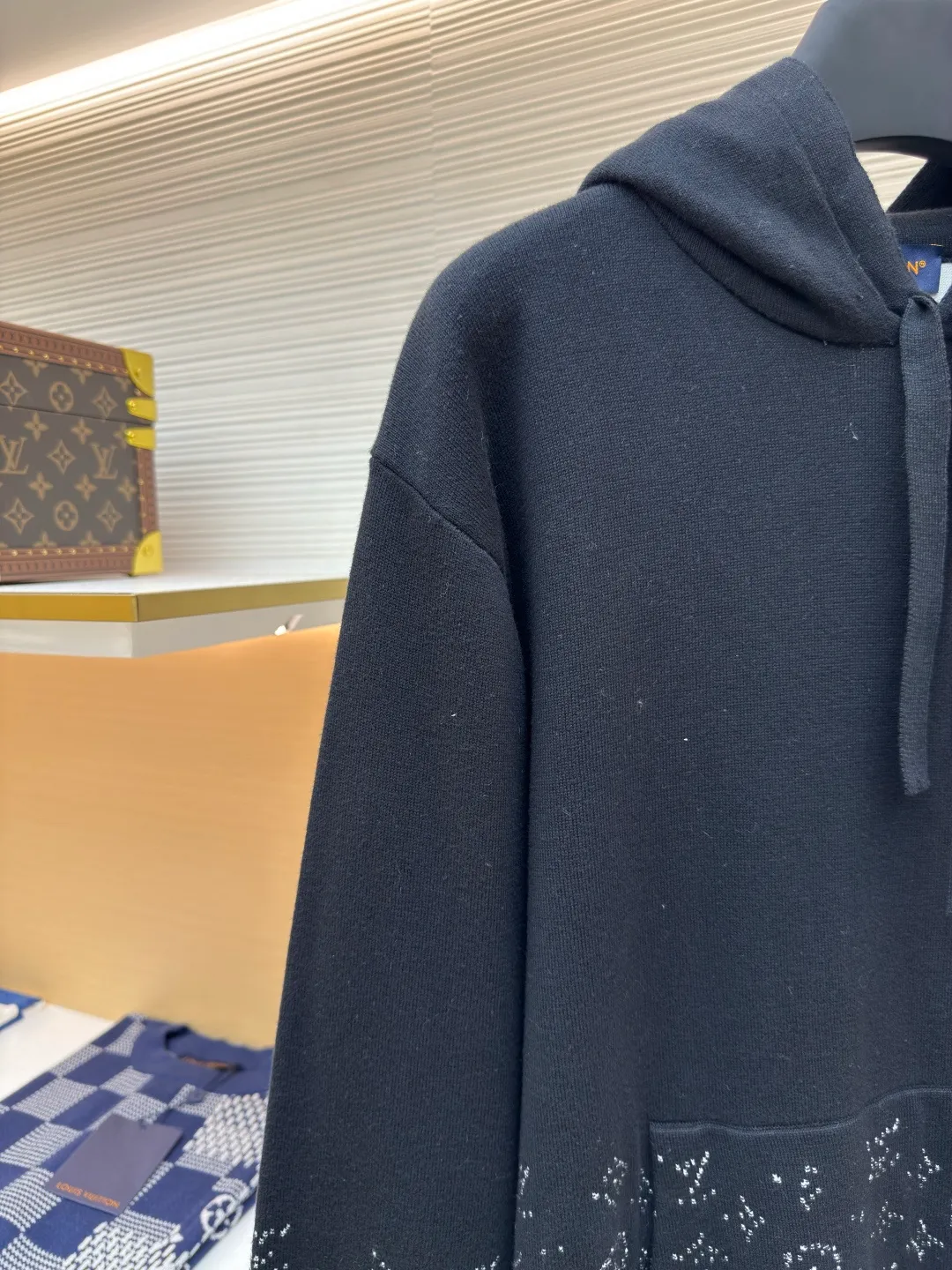 LOUIS VUITTON Gradient presbyopic woolen hoodie ●Authentic product: Purchased and developed for 12500 ●Item number: 1680492-B40 ●Fabric: combed cotton fabric ●Technology: Gradient woolen fabric ●Version: Fitted version ●Weight: about 770 grams ●Size: XS-S-M-L ●Description: The yarn is made of 2/32 100% combed cotton, woven on a Shima Seiki horizontal machine imported from Japan. The colors are dyed as they are. In order to replicate the Y version 100% of the size, number and gradient of each color, it is difficult for weavers to disassemble and restore the pattern. It is quite large. Even if the code is slightly loose, the gradient effect cannot be achieved by hand. It is very difficult to start the pattern. The fabric piece is prone to holes and defective products. The front pocket fabric piece is hand-sewn with a needle to restore the flower positioning. The sewing plate is artificially stitched with a disc. The edge is manually picked and trimmed. Special lotion is added in the back to make the feel closer to the original. The overall wiring is straight and delicate, the fabric is comfortable and soft, and the color is consistent without color difference. It can be matched with the same style to create a fashionable look and control various occasions. Customized accessories, complete with three standards, same style for men and women!